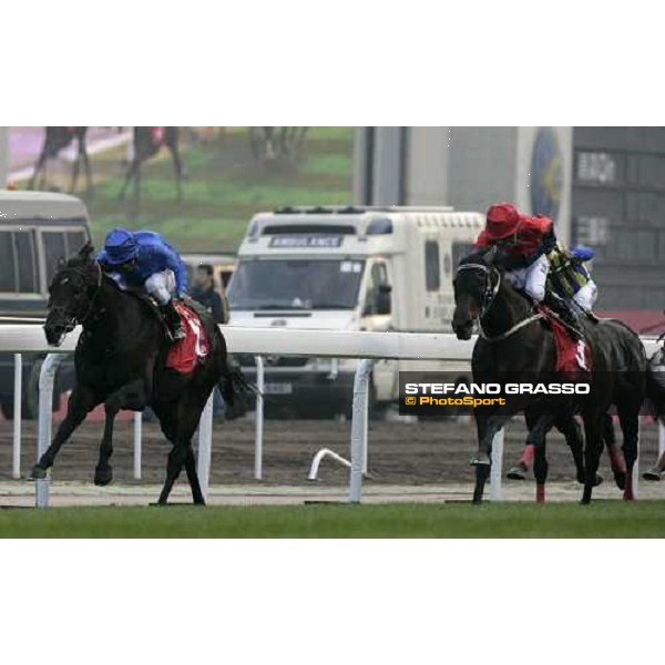 Frankie Dettori on Ramonti and Mick Kinane on Viva Pataca fight for the glory in the Cathay Pacific Hong Kong Cup Hong Kong, Sha Tin racetrack, 9th dec. 2007 ph. Stefano Grasso