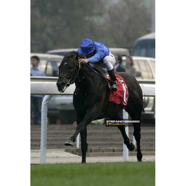 Frankie Dettori on Ramonti flights towards the glory in the Cathay Pacific Hong Kong Cup Hong Kong, Sha Tin racetrack, 9th dec. 2007 ph. Stefano Grasso