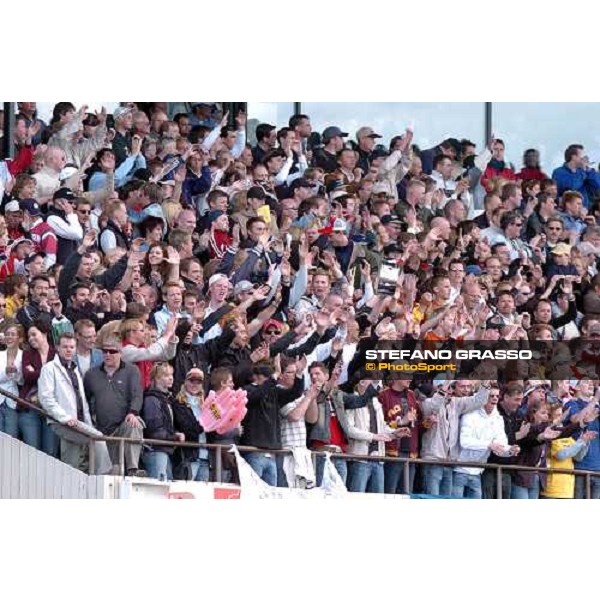 040530 Kanal 75 Media. Over 33.000 people went to Solvalla and the Elitloppet. Foto: Petri Johansson. Bild för fri publ.tom 040607