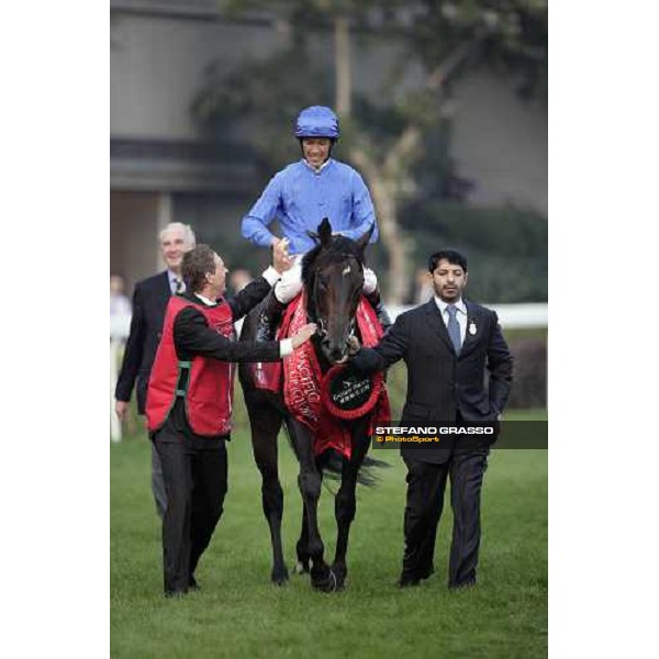 Frankie Dettori comes back in triumph on Ramonti after winning the Cathay Pacific Hong Kong Cup with Saeed Bin Suroor at right Hong Kong, Sha Tin racetrack, 9th dec. 2007 ph. Stefano Grasso