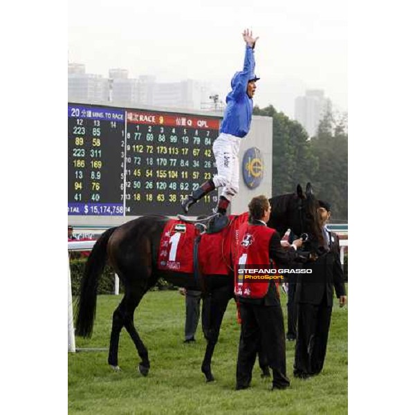 Frankie Dettori jumps from Ramonti after winning the Cathay Pacific Kong Kong Cup with Saeed Bin Suroor at right Hong Kong, Sha Tin racetrack, 9th dec. 2007 ph. Stefano Grasso