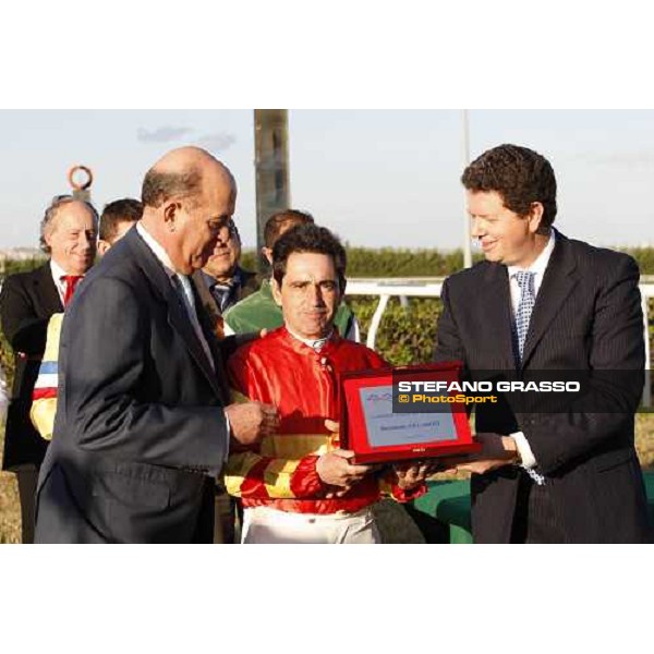 dott. Concetto Mazzarella gives a trophy to Bartolome Gelabert at Mediterraneo racecourse. at left mr. Manuel Pinar Siracusa, 12th jan. 2008 ph. Stefano Grasso