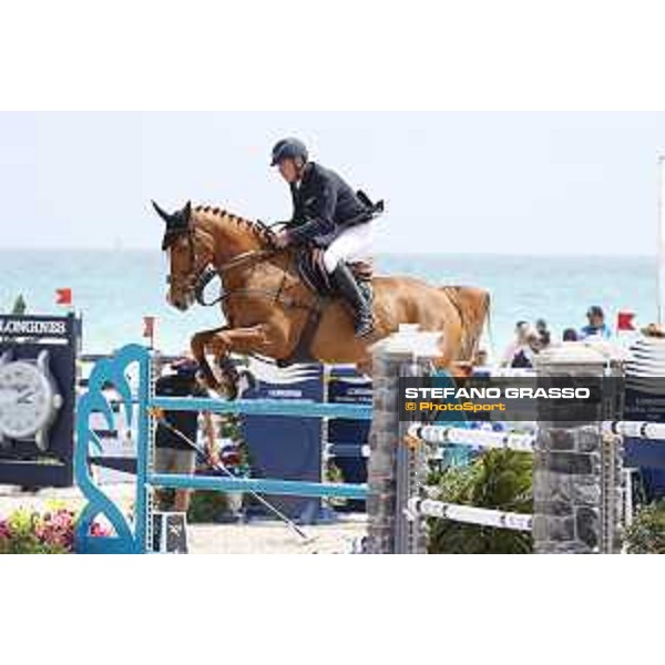 LGCT of Miami Beach - Class 4 - Roger Yves Bost (FRA) on Vino D\'Espinet - Miami Beach, - 5 April 2018 - ph.Stefano Grasso/LGCT