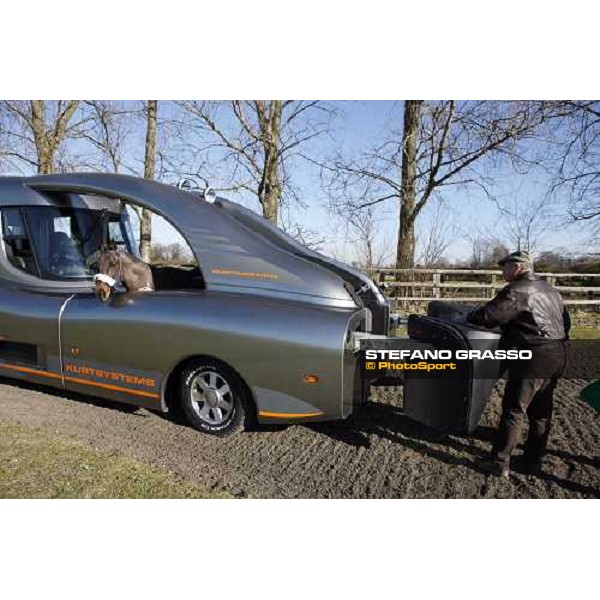 Monty Roberts and Daniele Camuffo training a horse with the new Kurt Equine trainingsystems car at Parkwood Stud Oxford, 11th february 2008 ph. Stefano Grasso
