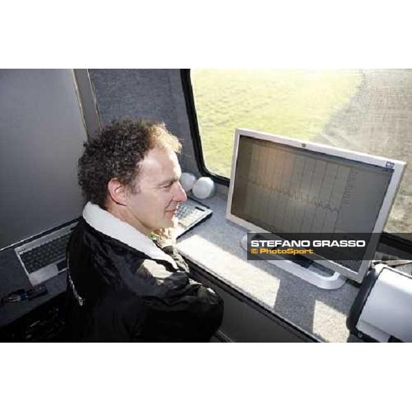 Rob Curtis, biomedical engineer, checking the results of training with the new Kurt Equine trainingsystems car at Parkwood Stud Oxford, 11th february 2008 ph. Stefano Grasso