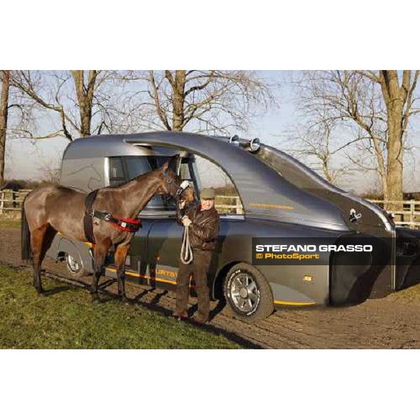 Monty Roberts with the horse trained by Daniel Camuffo with the new Kurt Equine trainingsystems car at Parkwood Stud Oxford, 11th february 2008 ph. Stefano Grasso