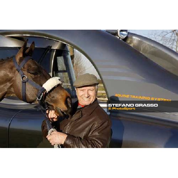 Monty Roberts with the horse trained by Daniel Camuffo with the new Kurt Equine trainingsystems car at Parkwood Stud Oxford, 11th february 2008 ph. Stefano Grasso