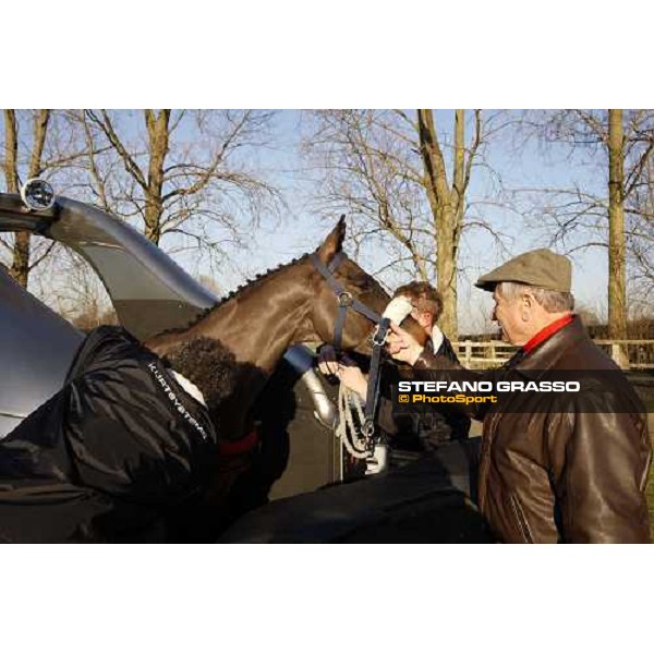 Monty Roberts with Daniele Camuffo train a horse with the new Kurt Equine trainingsystems car at Parkwood Stud Oxford, 11th february 2008 ph. Stefano Grasso