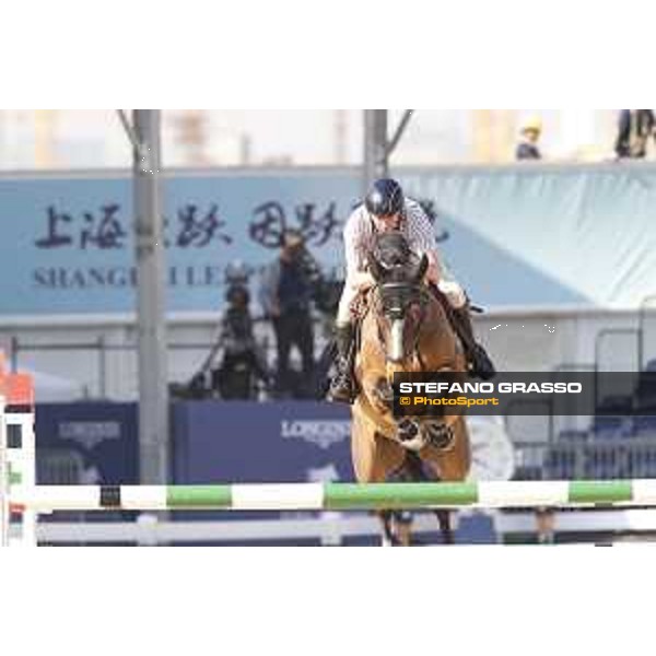 LGCT of Shanghai - Warm up - John Whitaker (GBR) on Crumley - Shanghai, - 19 April 2018 - ph.Stefano Grasso/LGCT