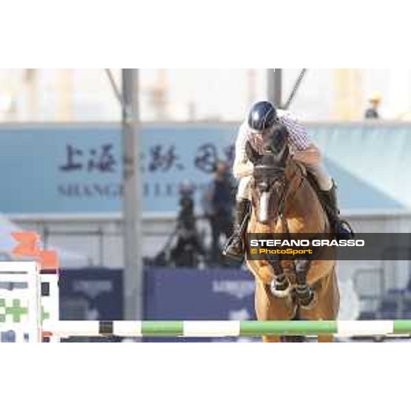 LGCT of Shanghai - Warm up - John Whitaker (GBR) on Crumley - Shanghai, - 19 April 2018 - ph.Stefano Grasso/LGCT