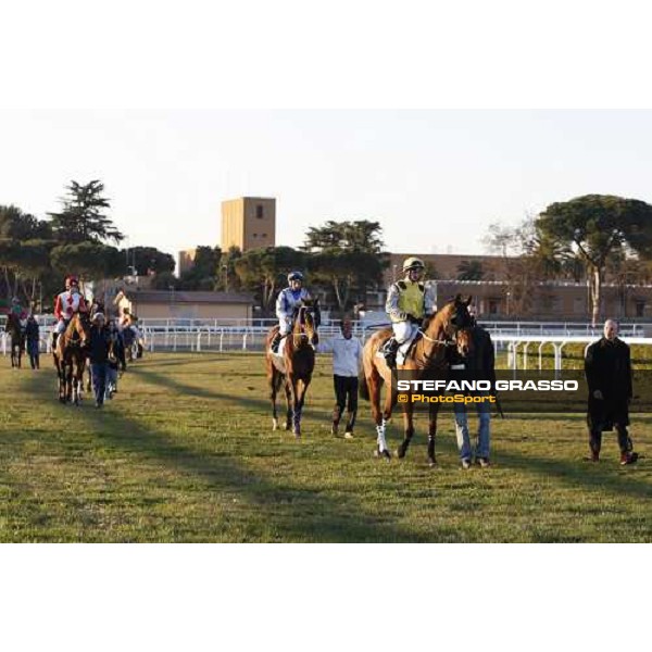 Elio Pautasso opens the parade of the LVIII Gran Corsa Siepi di Roma followed by Ange de Beaumont, Blu Santillana and Bruciapelo. Rome Capannelle, 17th february 2008 ph. Stefano Grasso