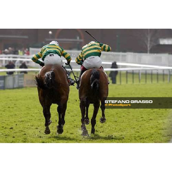 A.P.McCoy on Binocular and Robert Thornton on Captain Cee Bee fight towards the line of the Anglo Irish Bank Supreme Novices\' Hurdle Race Cheltenham The Festival , 1st day 11th march 2008 ph. Stefano Grasso