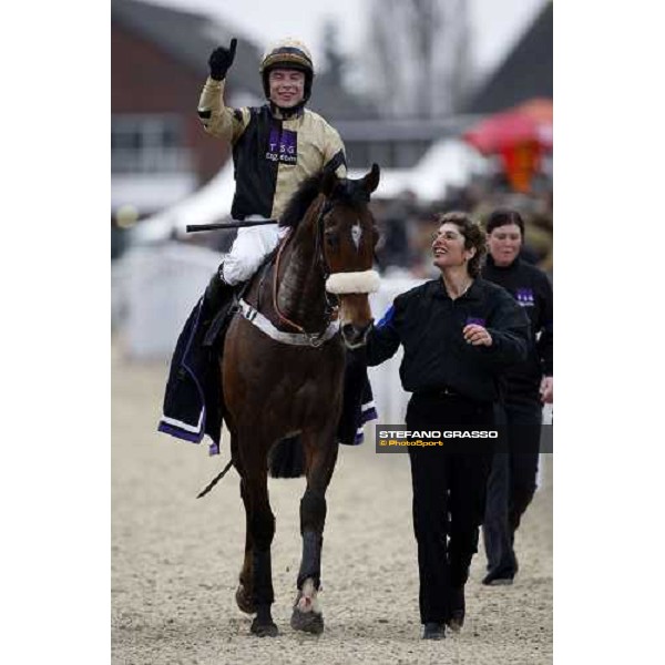Denis O\' Regan comes back in triumph on Tidal Bay after winning the Irish Indipendent Arkle Challenge Trophy Steeple Chase Cheltenham The Festival , 1st day 11th march 2008 ph. Stefano Grasso