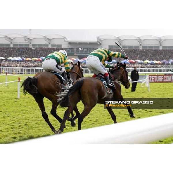 A.P.McCoy on Binocular and Robert Thornton on Captain Cee Bee fight towards the line of the Anglo Irish Bank Supreme Novices\' Hurdle Race Cheltenham The Festival , 1st day 11th march 2008 ph. Stefano Grasso