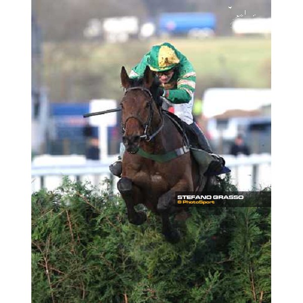 Nina Carberry jumps the last fence on Garde Champetre and goes to win the BGC Handicap Steeple Chase Cheltenham, 1st day, 11th march 2008 ph. Stefano Grasso
