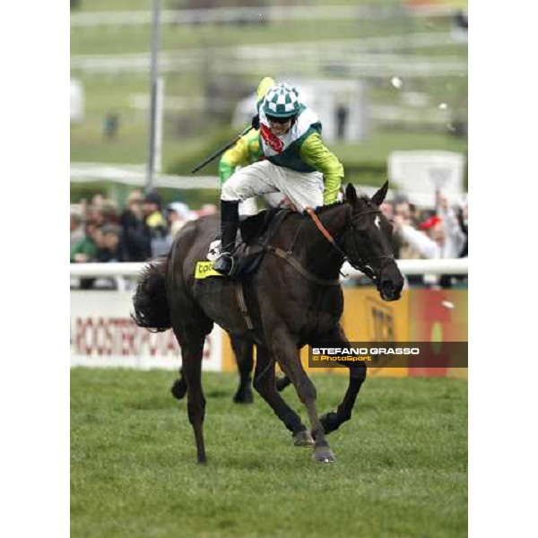 Sam Thomas on Denman wins the Totesport Cheltenham Gold Cup beating Ruby Walsh on Kauto Star Cheltenham, 4th day, 14th march 2008 ph. Stefano Grasso