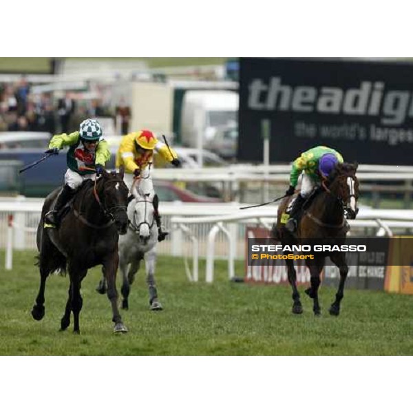 Sam Thomas on Denman at the last meters to the line of the Totesport Cheltenham Gold Cup followed by Ruby Walsh on Kauto Star and Mick Fitzgerald on Neptune Collonges Cheltenham, 4th day, 14th march 2008 ph. Stefano Grasso
