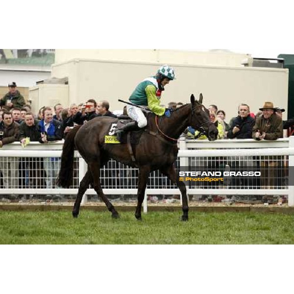 Sam Thomas thanks Denman after winning the Totesport Cheltenham Gold Cup Cheltenham, 4th day, 14th march 2008 ph. Stefano Grasso