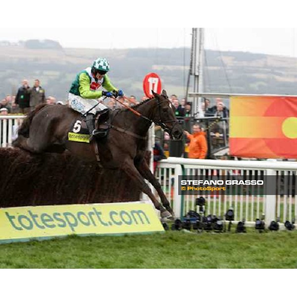 Sam Thomas on Denman jumps the last fence and goes to win the Totesport Cheltenham Gold Cup Cheltenham, 4th day, 14th march 2008 ph. Stefano Grasso