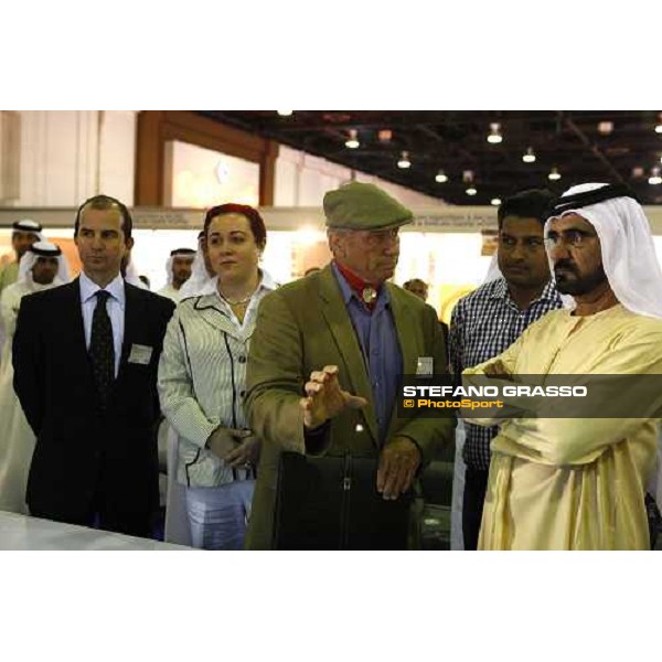 H.H. Sheikh Mohamed bin Rashid Al Maktoum leastening Monty Roberts explains the Kurt car systems at the Dubai Arabian horse show fair, with Zhual Kurt and Daniele Camuffo at left Dubai, 23th march 2008 ph. Stefano Grasso