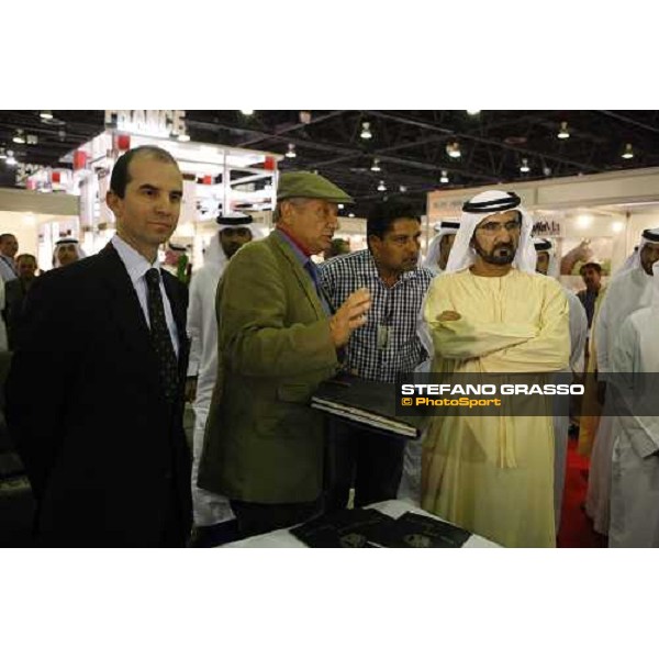 H.H. Sheikh Mohamed bin Rashid Al Maktoum leastening Monty Roberts explains he Kurt car systems at the Dubai Arabian horse show fair, with Zhual Kurt and Daniele Camuffo at left Dubai, 23th march 2008 ph. Stefano Grasso