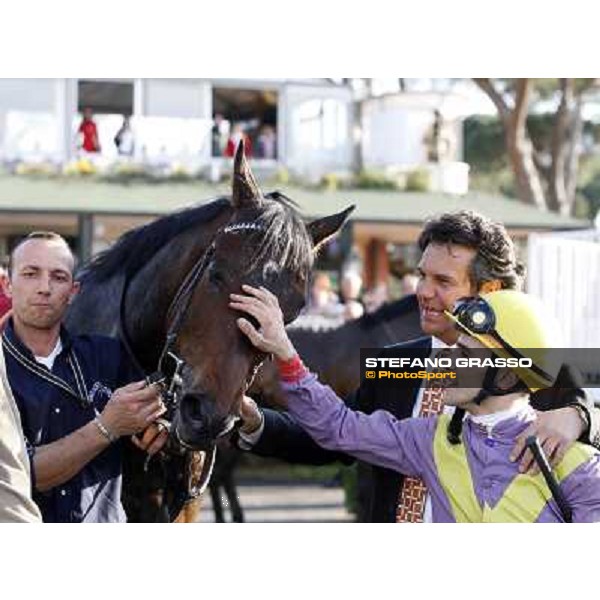 Dario Vargiu thanks Gimmy after winning the Premio Regione Toscana - Def“ du Galop with Bruno Grizzeti back of Dario Vargiu Pisa, San Rossore 30th march 2008 ph. Stefano Grasso