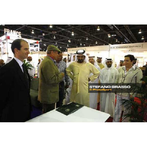 H.H. Sheikh Mohamed bin Rashid Al Maktoum leastening Monty Roberts explains he Kurt car systems at the Dubai Arabian horse show fair, with Daniele Camuffo at left Dubai, 23th march 2008 ph. Stefano Grasso
