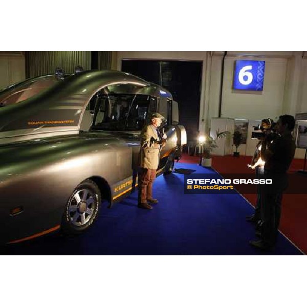 Monty Roberts explains the Kurtsystems car at the Dubai Arabian horse show fair Dubai, 23th march 2008 ph. Stefano Grasso