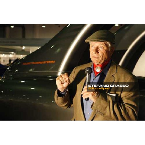 Monty Roberts explains the Kurtsystems car at the Dubai Arabian horse show fair Dubai, 23th march 2008 ph. Stefano Grasso