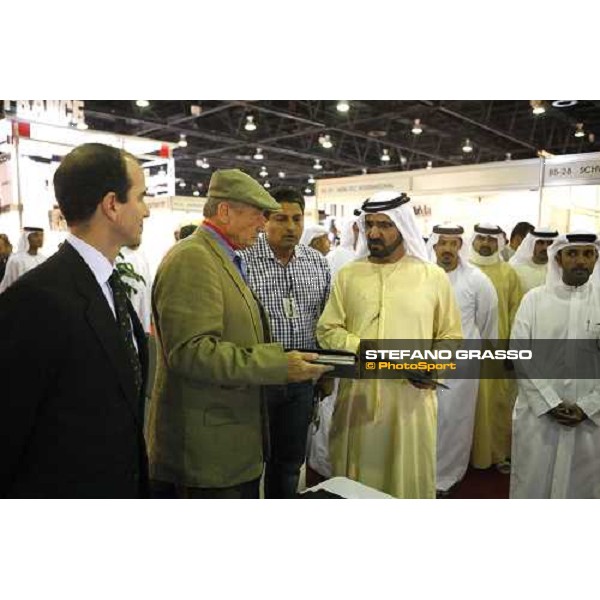 H.H. Sheikh Mohamed bin Rashid Al Maktoum leastening Monty Roberts explains he Kurt car systems at the Dubai Arabian horse show fair, with Daniele Camuffo at left Dubai, 23th march 2008 ph. Stefano Grasso