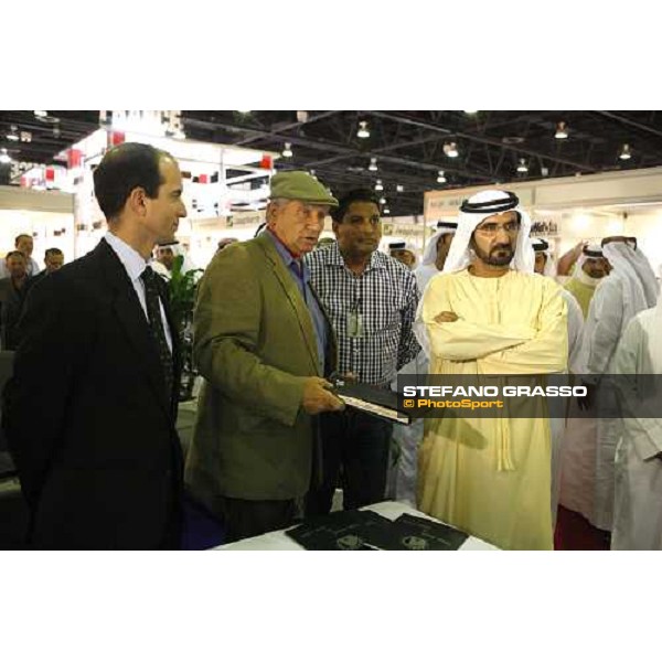 H.H. Sheikh Mohamed bin Rashid Al Maktoum leastening Monty Roberts explains he Kurt car systems at the Dubai Arabian horse show fair, with Daniele Camuffo at left Dubai, 23th march 2008 ph. Stefano Grasso