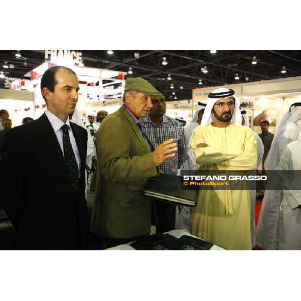 H.H. Sheikh Mohamed bin Rashid Al Maktoum leastening Monty Roberts explains he Kurt car systems at the Dubai Arabian horse show fair, with Daniele Camuffo at left Dubai, 23th march 2008 ph. Stefano Grasso