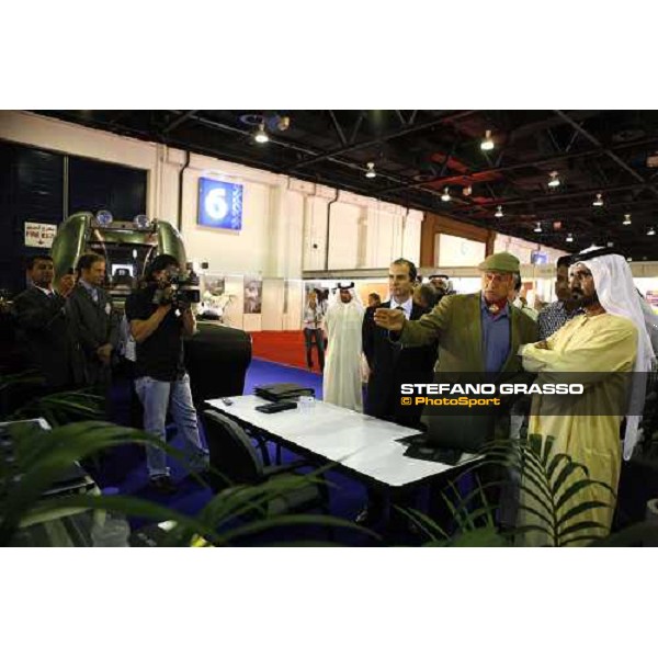 H.H. Sheikh Mohamed bin Rashid Al Maktoum leastening Monty Roberts explains he Kurt car systems at the Dubai Arabian horse show fair, with Daniele Camuffo at left Dubai, 23th march 2008 ph. Stefano Grasso