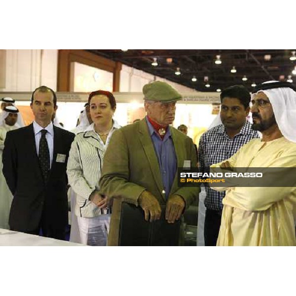 H.H. Sheikh Mohamed bin Rashid Al Maktoum leastening Monty Roberts explains he Kurt car systems at the Dubai Arabian horse show fair, with Zhual Kurt and Daniele Camuffo at left Dubai, 23th march 2008 ph. Stefano Grasso