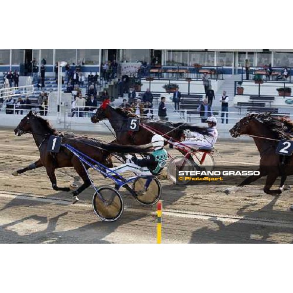 Enrico Bellei with Iglesias and Andrea Farolfi with Idole di Poggio immediately after the start of the Gran Premio Cittˆ di Torino Torino, Vinovo racetrack 5th april 2008 ph. Stefano Grasso