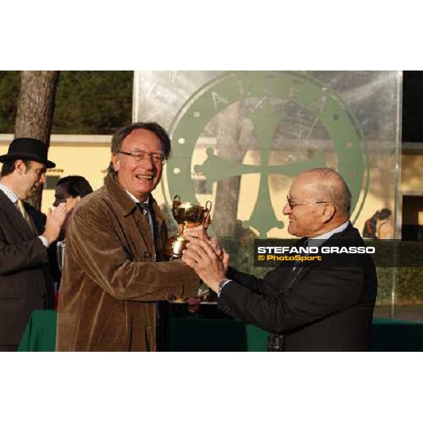 Diego Romeo receives from Pinuccio Molteni the prize after winning with Eldest the 118¡ Premio Pisa Pisa San Rossore, 30th march 2008 ph. Stefano Grasso