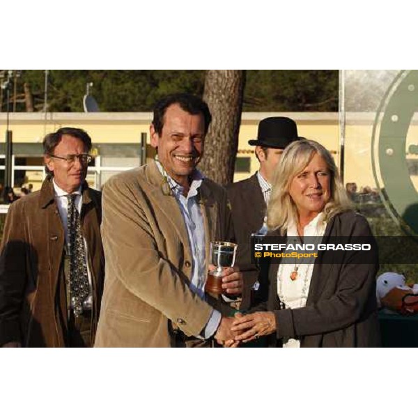 Lino Scarpellini receives from isabella Bezzera the prize after winning with Gimmy the Premio Regione Toscana - Def“ du Galop Pisa San Rossore, 30th march 2008 ph. Stefano Grasso