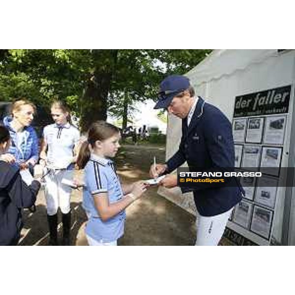 LGCT of Hamburg - Henrik von Eckermann (SWE) signing autographs - Hamburg, Derby Park, 12 May 2018 - ph.Mario Grassia/LGCT