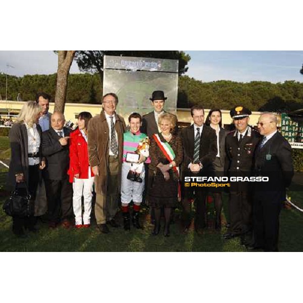 giving prize for Eldest\'s connection after winning the 118¡ Premio Pisa Pisa San Rossore, 30th march 2008 ph. Stefano Grasso