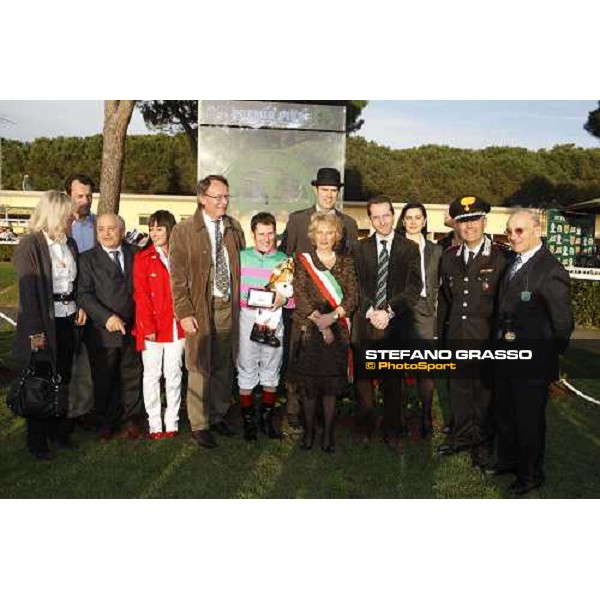 giving prize for Eldest\'s connection after winning the 118¡ Premio Pisa Pisa San Rossore, 30th march 2008 ph. Stefano Grasso