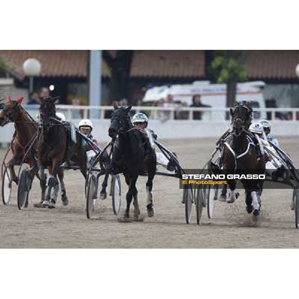 on the straight of the Gran Premio d\' Italia Filly, Roberto Andreghetti with Lory Trio, 1st from right, and Marco Smorgon with Leonida Grif at left Bologna, 13th april 2008 ph. Stefano Grasso