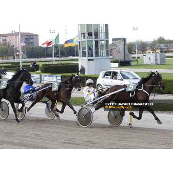 Roberto Andreghetti with Lory Trio (5) leads the Gran Premio d\' Italia Filly, followed by Leonida Grif (2) and Little Italy (3) Bologna, 13th april 2008 ph. Stefano Grasso