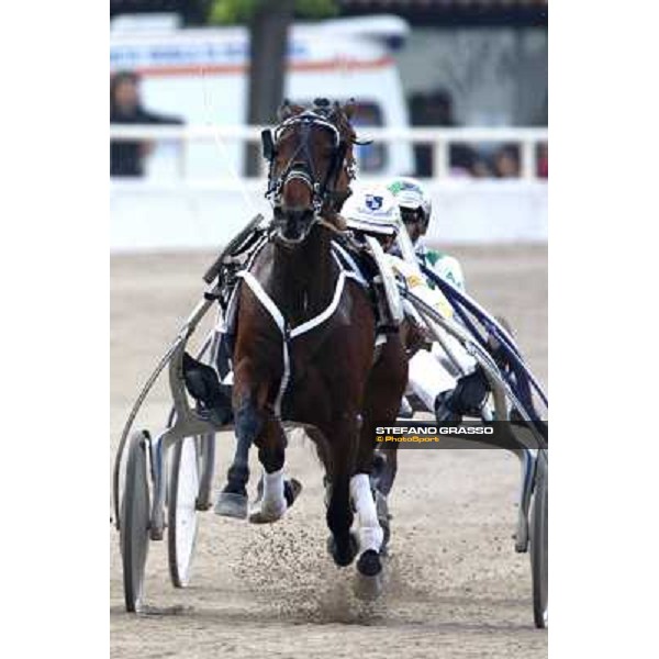 Roberto Andreghetti with Lory Trio leads the group at the first passage of Gran Premio Italia Filly Bologna, 13th april 2008 ph. Stefano Grasso