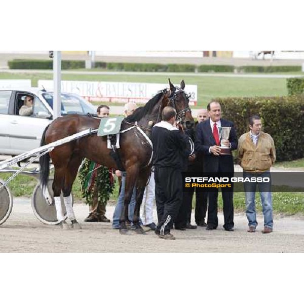 ing. Tomaso Grassi with the cup for Lory Trio winner of Premio Italia filly Bologna, 13th april 2008 ph. Stefano Grasso