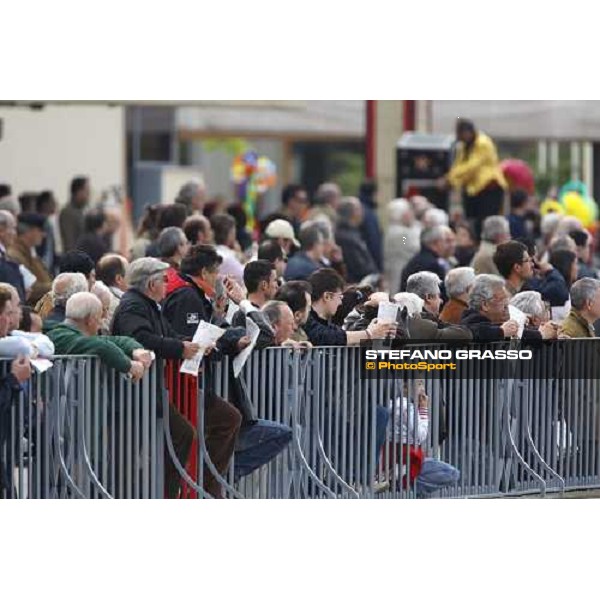 racegoers at Arcoveggio racetrack Bologna, 13th april 2008 ph. Stefano Grasso