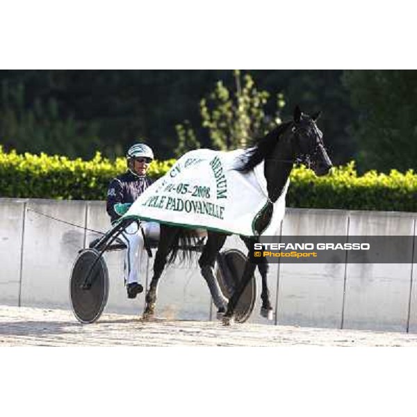 Marco Smorgon with Leonida Grif comes back to the stable after winning the 105¡ Elwood Medium Padova, 1st may 2008 ph. Stefano Grasso