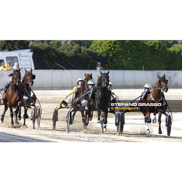 on the straight Marco Smorgon with Leonida Grif leads and goes to win the 105¡ Elwood Medium beating Lando Correvo, back of him, and Leonardo Grif (left) Padova, 1st may 2008 ph. Stefano Grasso
