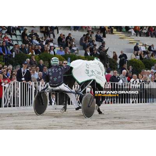 Marco Smorgon parades with Leonida grif after winning the 105¡ Elwood Medium Padova, 1st may 2008 ph. Stefano Grasso