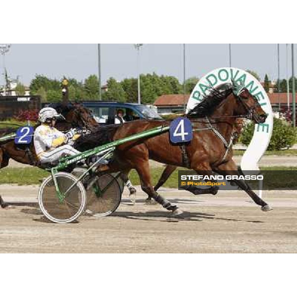 Roberto Andreghetti with Lefirst wins the Elwood Medium filly Padova, 1st may 2008 ph. Stefano Grasso