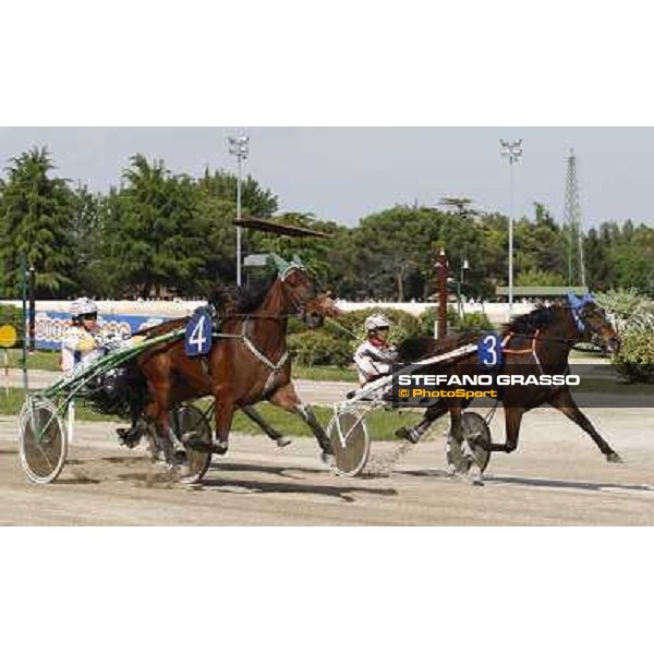 at the last few meters to the line of Elwood Medium Filly Roberto Andreghetti with Lefirst and Roberto Vecchione with Letter from Om Padova, 1st may 2008 ph. Stefano Grasso